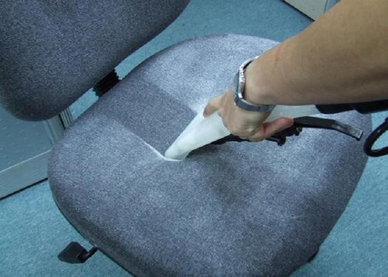 Bạn nên vệ sinh ghế sofa định kỳ để giúp loại bỏ bụi bẩn