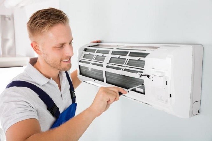 Bạn cần vệ sinh máy lạnh định kỳ để giúp máy hoạt động hiệu quả hơn